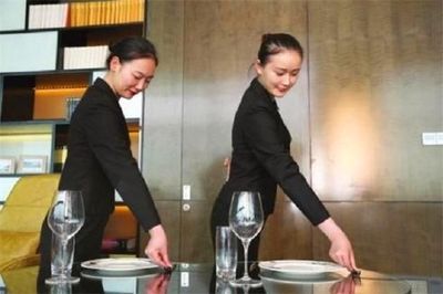 她是“國(guó)宴級(jí)服務(wù)員”，為各國(guó)宴會(huì)服務(wù)3次，一般酒店請(qǐng)不動(dòng)她！