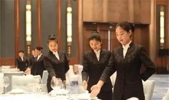 她是中國(guó)最值錢的服務(wù)員,3次服務(wù)國(guó)宴,國(guó)內(nèi)請(qǐng)得起她的酒店不多